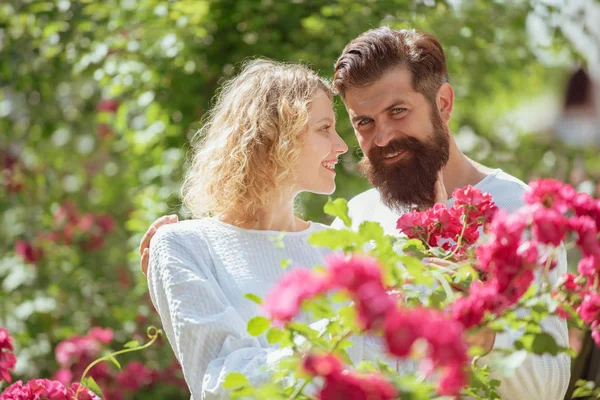 Sexy Initiative Frau mit jungen erregten Mann. heiße Frau, die in Ekstase stöhnt und Mann umarmt. Verliebte Menschen. Sinnlicher Kuss. Zärtliches Paar, das sich liebkost. — Stockfoto