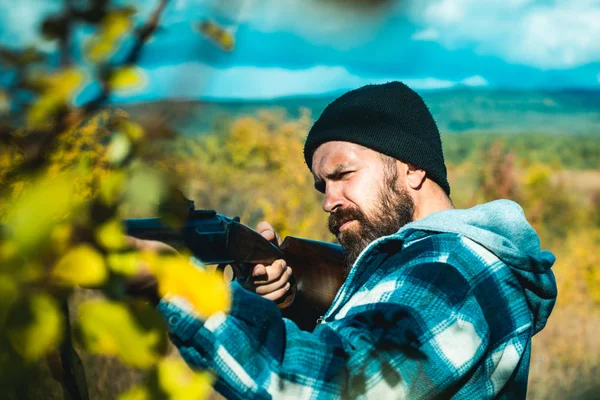 Ember gazdaság shotgun. Hunter egy puskával a hagyományos lövöldözés ruházat. — Stock Fotó