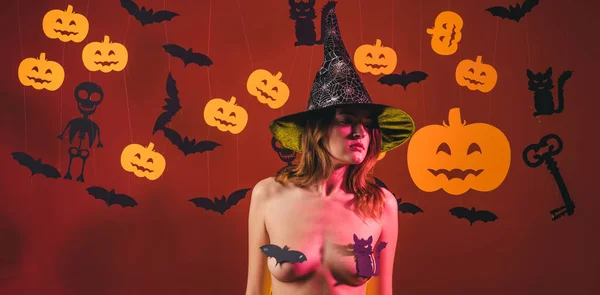 여자 와 섹시한 나부아 포즈 에 호박 할로윈 섹시 한 개념입니다. 야간 파티 배경입니다. 할로윈 모자와 호박 누드 여자 마녀. 할로윈 란제리. — 스톡 사진