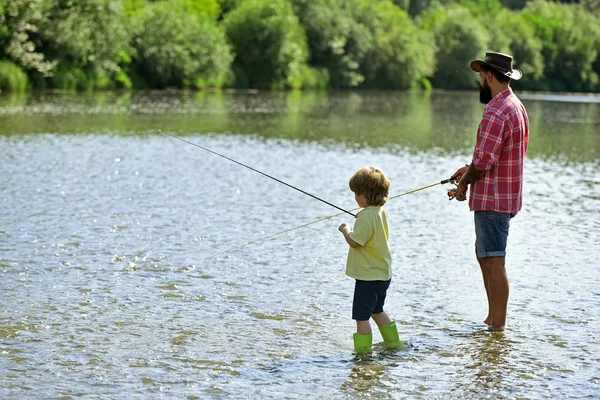 Pescando pai e filho. Pequena pesca auxiliar. Pesca Pai e Filho - Tempo de Família Juntos. Conceito de família feliz - pai e filho juntos pesca . — Fotografia de Stock