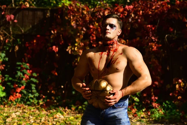 31 oktober. Smink och skrämmande koncept för människan. Death-ung man Halloween porträtt. Närbild porträtt av en hemsk skrämmande ZOMBIEMAN. Festfest. Stark man kropp. Het kille. Fitness — Stockfoto