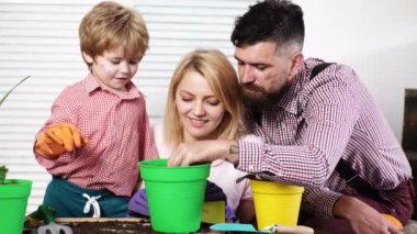 Çiçek ek. Aile bitki çiçekleri. Kirli suratlı bir aile. Bakım tesisleri. Mutlu aile kavramı. Kirli yüzler. Bitki ve su. Sprey çiçekler. Anne ve baba çiçek diker. Tarımsal aile.
