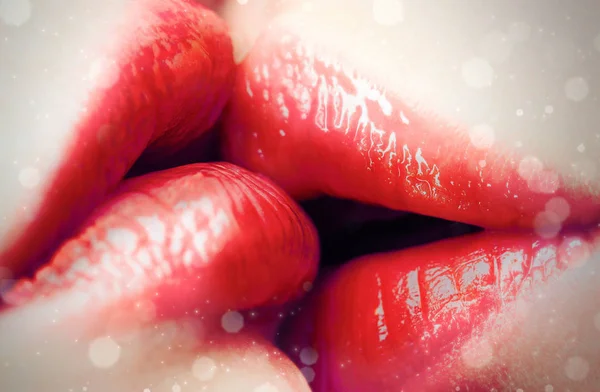 Lábios lésbicas. Beijos sensuais no lábio feminino molhado. Prazeres lésbicas. Prazer oral. Casal meninas beijando lábios de perto. Sensual toque beijando atividade sexual . — Fotografia de Stock