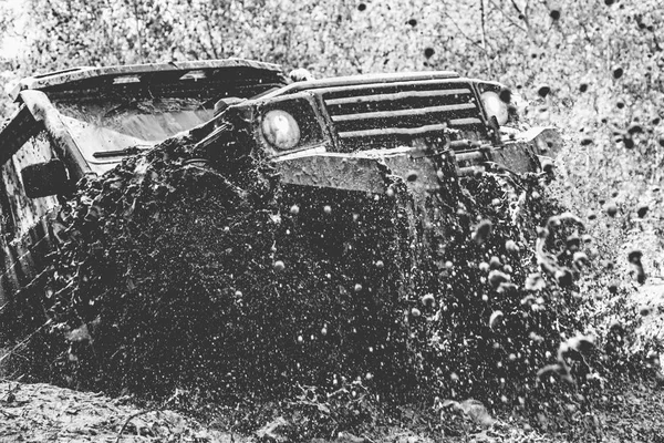 Traccia sul fango. Spostare le ruote pneumatici e fuoristrada che va nella polvere. Foto in bianco e nero . — Foto Stock