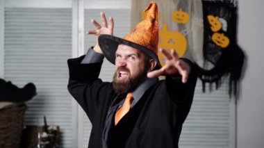 Halloween. Sakallı adam. Babam büyücüyü oynuyor. Fantezi. Sonbahar. Cadılar Bayramı partisi. 31 Ekim. Sihirli şapka. Cadılar Bayramı Sihirbazı. Sihirli şapkalı sakallı adam. Cadılar Bayramı partisinde siyah sakallı sihirbaz.