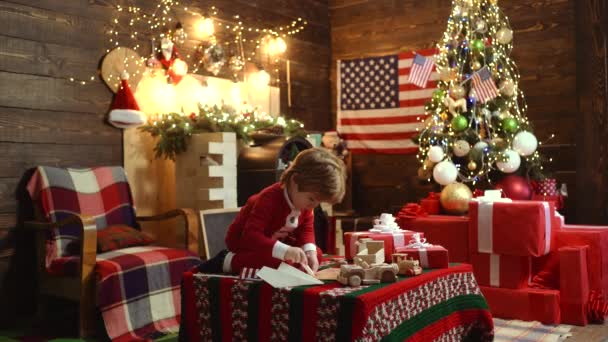 Wesołych Świąt i szczęśliwego nowego roku w Ameryce, USA. Święto świąt Bożego Narodzenia. American Kid cieszyć się wakacjach. — Wideo stockowe