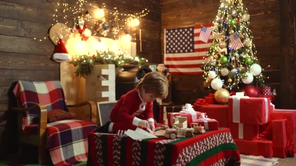 Feliz Navidad y Feliz Año Nuevo en América, EE.UU. Fiesta de Navidad. Niño americano disfrutar de las vacaciones . — Vídeos de Stock