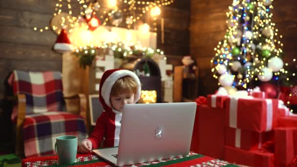 Emoción navideña. Niños de Navidad. Ambiente navideño casero. Descuento de Navidad en tienda online, tienda de Internet . — Vídeos de Stock