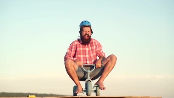 Homme drôle s'amuser sur les enfants vélo. Drôle de fou. La fête des pères. Un homme barbu drôle fait du vélo pour enfants  . — Video