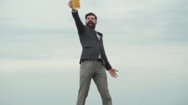 Yakışıklı genç adamın fıçı biranın tadına bakaportresi. Kendine güvenen iyi giyimli bir adam. Zanaat bira kavramı.