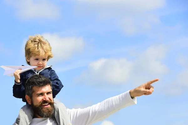 Fathers Day. Vader geven zoon Ride op terug in Park. Grappige tijd. — Stockfoto