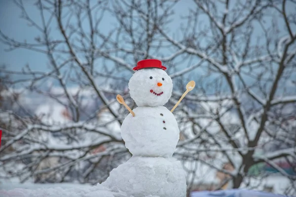 Leuke sneeuwpoppen met-geschenk presenteert staande in Winter Kerst landschap. Nieuwjaar cadeau. Sneeuwpop met boodschappentas-cadeauwinkel concept. Design gift handgemaakte. — Stockfoto