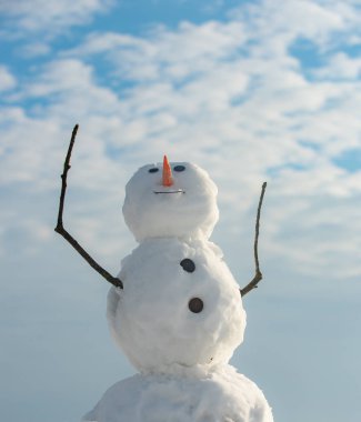 Karlı alanda şık şapka ve eşarp komik kardan adam. Kardan adam mutlu Noeller diler. Açık havada karda el yapımı kardan adam. Kardan adam ve kar günü.