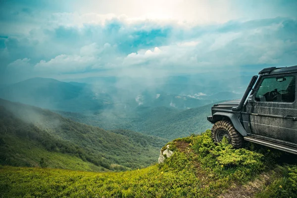 Truck auto wiel op offroad steppe Adventure Trail. Off-road voertuig komt uit een modder gat gevaar. SUV race op vuil. Extreme Off Road Tour in een bos. — Stockfoto