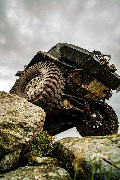 Neumático. Neumático para todoterreno. Concepto de viaje y carreras para 4x4 conducir fuera del vehículo de carretera. Concepto todoterreno 4x4. Vista de ángulo bajo de frente de SUV en carretera de montaña . — Foto de Stock