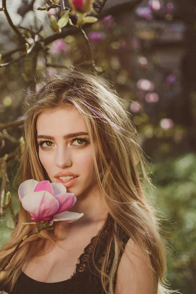 Hermosa cara femenina. Una chica bonita sonriendo. Joven mujer sexy. Estilo de vida al aire libre retrato de hermosa mujer joven en el jardín. Belleza natural. Viajes y juventud . — Foto de Stock