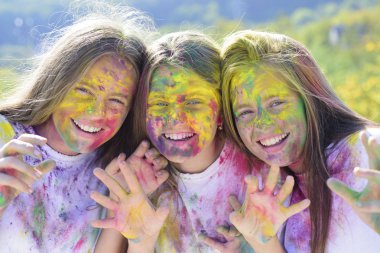 yaratıcı vücut sanatı ile çocuklar. Çılgın hipster kızları. Yaz havası. olumlu ve neşeli. renkli neon boya makyaj. Mutlu gençlik partisi. Iyimser. Bahar titreşimleri. Boyalı yüzünde renkli holi