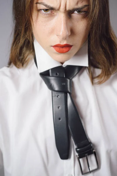 Descontento. Mujer joven atractiva con labios rojos. Feminismo. De cerca. . — Foto de Stock