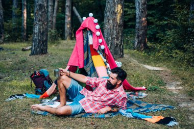 Kamp ve yürüyüş konsepti. Ücretsiz adam için ev yapımı Çadır Kamp. Yaz kampı. Gökyüzü arka plan üzerinde çadır ile Sabah manzara. Düz kamp seyahati ile yürüyüş ve açık rekreasyon konsepti.