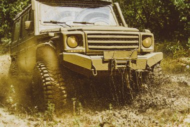 En iyi Off Road Araçlar. Off-road yarışlarında çamur ve su sıçraması. Çamurlu bir tarlada izler. Sefer offroader. Drag yarış arabası lastik yakar. Aşırı. Off-road araba.