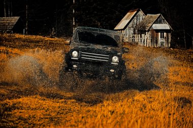 Off-road yarışlarında çamur ve su sıçraması. Çamurlu bir tarlada izler. Yol macerası. Macera yolculuğu. Sefer offroader.