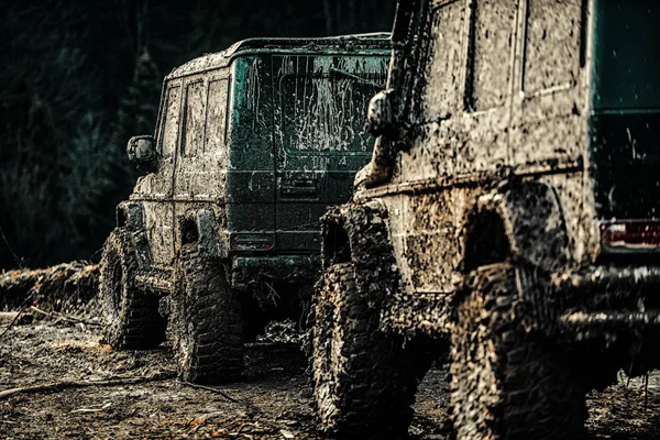 Blick von unten auf großes Offroad-Autorad auf Landstraße und Bergkulisse. Jeep Abenteuer im Freien. Der Jeep krachte in eine Pfütze und sammelte eine Menge Dreck auf. Expeditions-Offroader. — Stockfoto