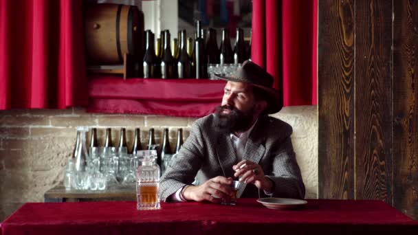 Schwere traurige Frau, die Alkoholsucht hat. Alkoholsüchtig. Mann mit Bart hält Glas Schnaps. — Stockvideo