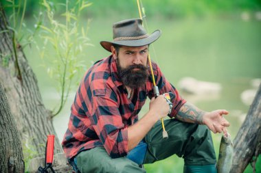 Kahverengi alabalık balık ağına takılıyor. Bas balık avı. Balık kafası ve olta. Kahverengi alabalık balığı. Bir kanca üzerinde balık alabalık.