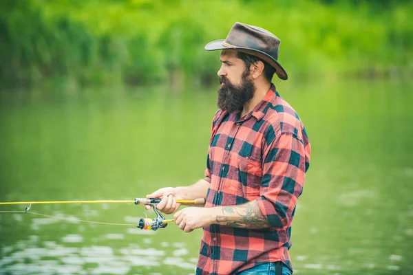 Bachforellen, die im Netz gefangen werden. Fliegenfischer mit Fliegenrute im schönen Fluss. Angler. Fliegenrute und Walze mit einer Bachforelle aus einem Bach. — Stockfoto