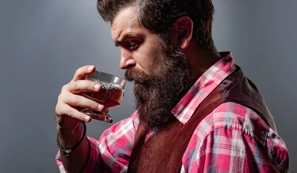 Homem sommelier. Barman atraente no bar de uísque. Degustação de álcool de elite. — Fotografia de Stock