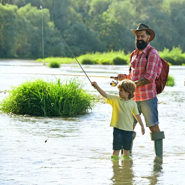 Buon padre e figlio con canne da pesca sull'ormeggio del fiume. Pesce trota fario. Generazioni età: padre e figlio. Felice famiglia amorevole . — Foto Stock