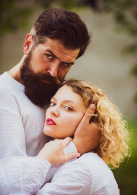 Yaramaz ve tutkulu. Retro vintage çift romantizm. Genç çift tutkulu yoğun seks yapıyor. Dokunmak vücut ve zevk.