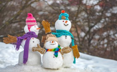 Mutlu kardan adam çift ve noel hediyesi ile kardan adam çocuk kış Noel manzara ayakta. Yeni yıl tebrik kartı. Mutlu Noeller ve mutlu yeni yıl tebrik kartı. Kış Satılık afiş.
