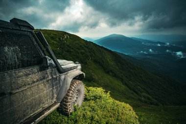 Tekerlekleri hareket emdirin ve toza giren off-road. Off-road yarışlarında su sıçraması. 4x4 yol aracı kapalı sürücü için seyahat ve yarış konsepti.