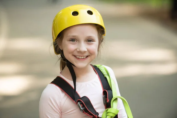 Ragazzina felice che chiama mentre si arrampica sull'albero e le corde. Bambino arrampicatore. Ragazzina arrampicatrice in allenamento. Alpinismo per bambini nel parco . — Foto Stock