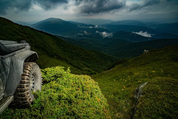 Terénní vozidlo uvízly na neproniknutelné silnici po dešti na venkově. Ve špíně závod na SUV. Terénní automobil na horské silnici. — Stock fotografie