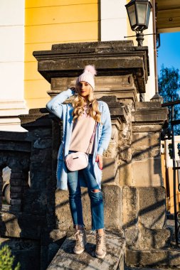 Sevimli ve hassas. Şehvetli kız örgü giysiler kentsel arka plan. Kız model triko giysiler giymek. Glamour lüks yaşam tarzı. Sıcak kıyafetler. Moda kıyafeti. Moda kadın triko giysiler