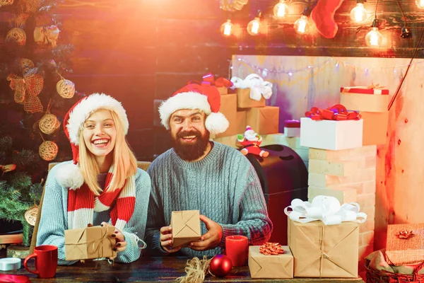 크리스마스 커플입니다. 빨간 산타 클로스 모자를 입고 겨울 freands. 크리스마스에 대 한 관능적인 커플입니다. 겨울 방학 과 사람 개념. — 스톡 사진