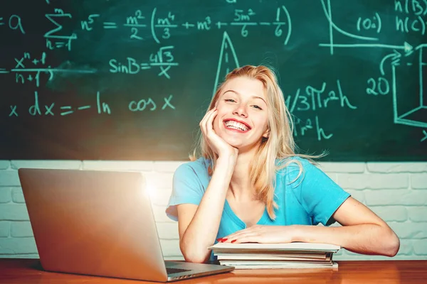 Collegestudenter studerar. Utbildning. Studerande flicka läser en presentation på bärbar dator. Utbildning utomlands. Kvinnlig student tittar på kameran — Stockfoto
