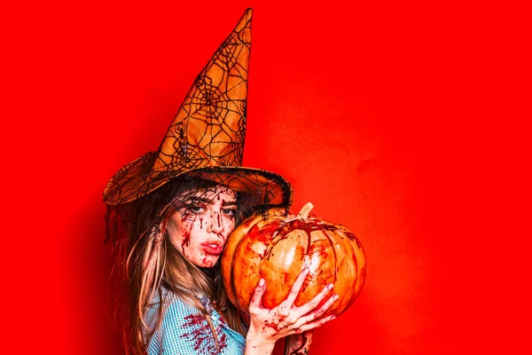 Halloween sexy holka v krvi s dýní. Okouzlující fotografie divoké ženy ukazující krev a stéce z úst. — Stock fotografie