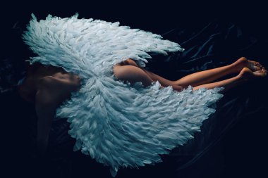 Düşmüş melek. Sevgililer Günü konsepti. Seksi eşek kadın. Erotik kalçalar.