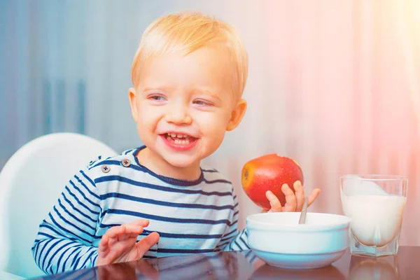 Kid Boy en gezonde voeding. Jongen schattig baby eten ontbijt. Baby voeding. Gezond eten. Peuter met snack. Gezonde voeding. Vitamine concept. Kind eet appel — Stockfoto