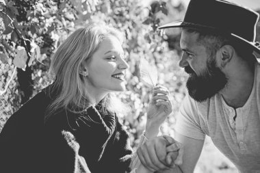 Sakallı hipster adam ve aşık ihale sarışın kadın. Çift aşık mutlu yakın doğa arka plan defocused kadar. Havada aşk. Güzel bir çift birbirlerine gülümsüyor. Gerçek duygular