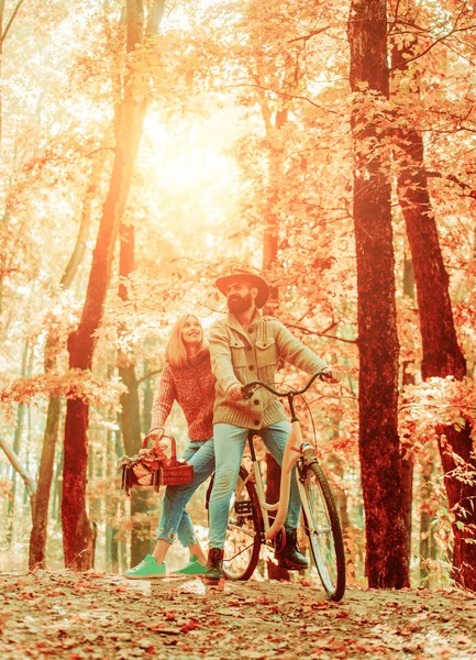 Couple amoureux vélo ensemble dans le parc forestier. Homme et femme barbus se détendant dans la forêt d'automne. Couple romantique au rendez-vous. Date et amour. Randonnée automnale en forêt. Date romantique avec vélo — Photo