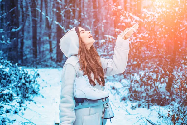 Vinter tjej som har kul i Vinterparken. Global kylning. Vinter porträtt av ung kvinna i vinter snöiga landskap. — Stockfoto