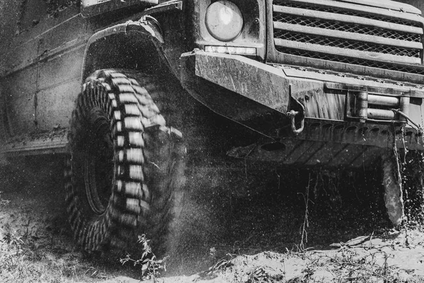 Geländewagen geht auf den Berg. Spur auf Schlamm. Geländewagen 4x4. Geländewagen. Safari. — Stockfoto