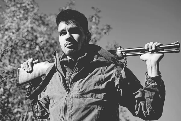 Temporada de caza cerrada y abierta. Hombre sosteniendo escopeta. Cazador furtivo con rifle localizando ciervos. Caza ilegal cazador furtivo en el bosque . — Foto de Stock