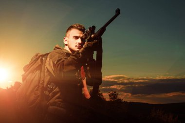 Bulun. Tüfek Hunter içinde güzel gün batımı kontrast. Şimdiye kadar yapılmış en gerçekçi avcılık oyunu. Avcılık dişli - av malzemeleri ve ekipmanları.