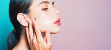 Gözlerinin altında pullar olan kadın yüzü. Kadın için kapalı göz altında yamalar. Kırışıklıklar ve koyu halkalar göz altında yamalar ile genç bir kızın yakın çekim.