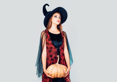Elegant utangaç oynak flört tehlikeli gizemli korkunç kadın güzellik büyüleyici. Güzellik kadını kabak ve Cadılar Bayramı şapkasıyla poz. Çekici model kız Halloween kılık. Cadılar Bayramı kavramı.